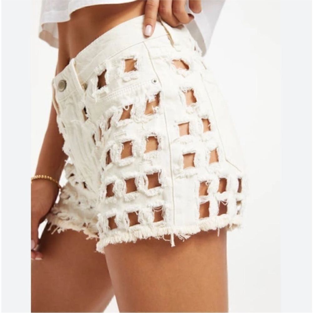 Good American NWT 90s Laser Cutout Short in Bone Size 26 - Picture 8 of 16